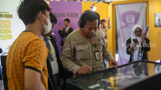 Warga mengunjungi pameran arsip Benyamin Suaeb di Museum Kebangkitan Nasional, Jakarta, Kamis (20/6/2024). [Suara.com/Alfian Winanto]