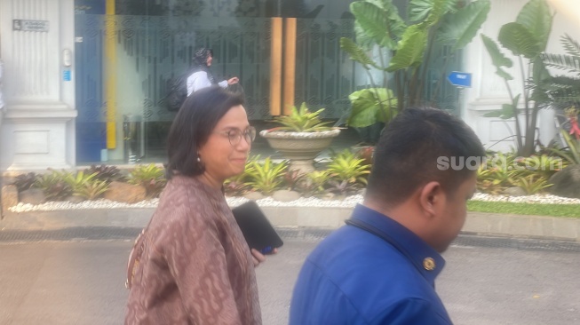 Menteri Keuangan Sri Mulyani saat dipanggil Presiden Jokowi ke Istana Kepresidenan Jakarta. (Suara.com/Novian)