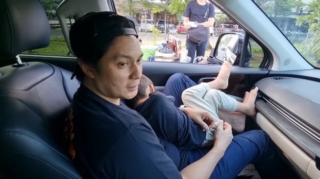 Tak Ada Paula Verhouven, Baim Wong Ajak Jalan Anaknya ke PRJ Naik Mobil Seharga Miliaran