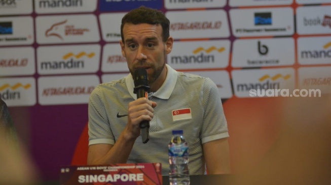 Pelatih Timnas Singapura, Angel Toledano Flores menjalani sesi Pre Match Press Conference Piala AFF U-16 2024 di Solo Paragon Hotel & Residences, Kamis (20/6/2024). [Suara.com/Ronald Seger Prabowo]