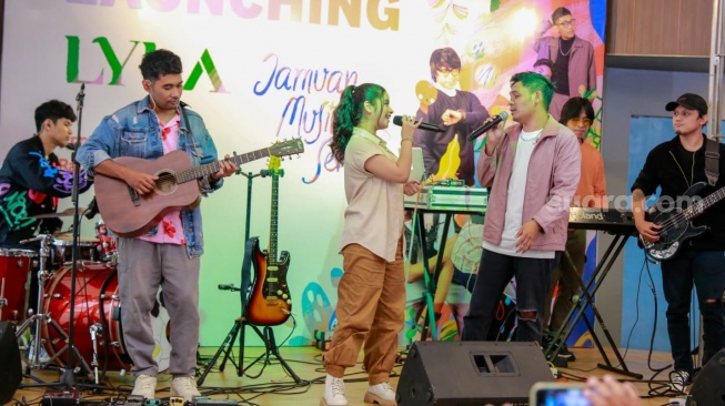 Lyla band saat merilis album terbaru, 'Jamuan Musim Semi' di Kemang, Jakarta Selatan pada Rabu (19/6/2024) [Suara.com/Rena Pangesti]