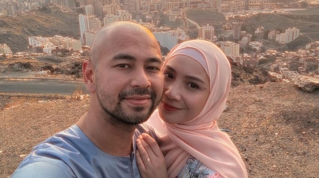 Potret Mesra Raffi Ahmad dan Nagita Slavina di Jabal Khandamah Usai Berhaji (Instagram)