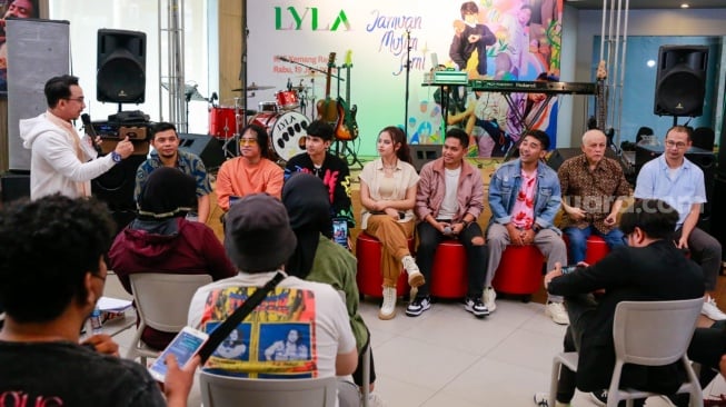 Lyla band saat merilis album terbaru, 'Jamuan Musim Semi' di Kemang, Jakarta Selatan pada Rabu (19/6/2024) [Suara.com/Rena Pangesti]