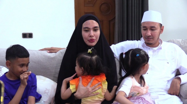 Kartika Putri dan Habib Usman bin Yahya ditemui di kediamannya di kawasan Cipete, Jakarta Selatan, Kamis (20/6/2024). [Tiara Rosana/Suara.com]