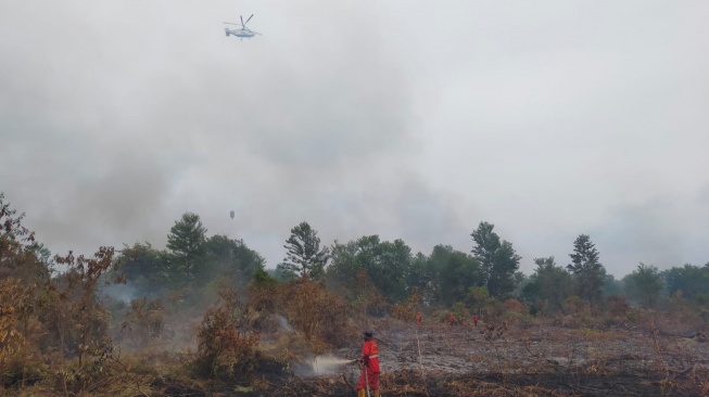 Helikopter Water Bombing 'Gempur' Karhutla di Kawasan Milik BUMD Siak