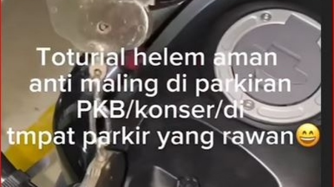 Tutorial unik amankan helm di motor [Tangkap Layar Instagram @21ervin]