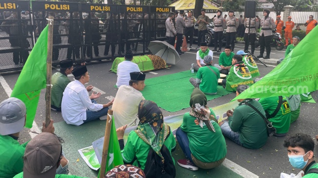 Massa FKKB membawa keranda mayat saat menuntut Mardiono mundur dari pimpinan PPP. Demonstrasi itu digelar di Markas DPP PPP di Jalan Diponegoro 60, Menteng, Jakarta, Jumat (21/6/2024). (Suara.com/Bagaskara)