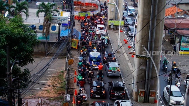 Sejumlah kendaraaan terjebak kemacetan di Kawasan Cipulir, Jakarta, Jumat (21/6/2024). [Suara.com/Alfian Winanto]