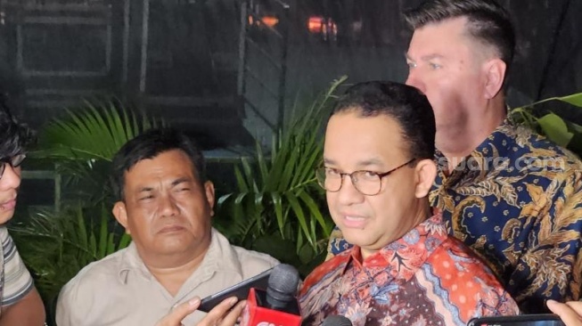 Mantan Gubernur DKI Jakarta Anies Baswedan saat menghadiri malam HUT DKI ke-497 di Jakarta Fair, Kemayoran, Jumat (21/6/2024). (Suara.com/Fakhri)