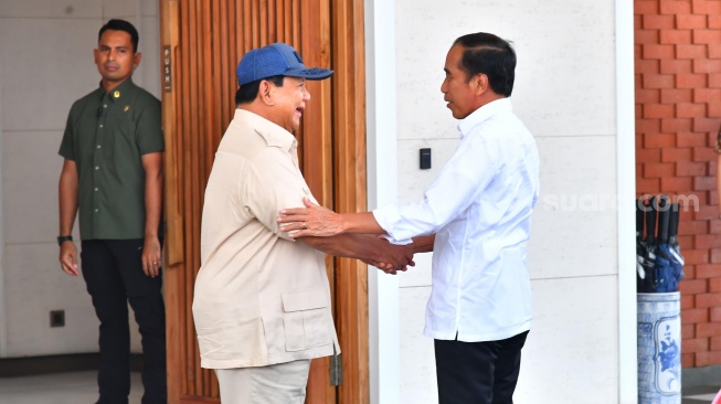 Menhan Prabowo Subianto saat mengucapkan langsung ultah Presiden Jokowi ke-63. Momen itu terjadi saat Prabowo menyambut kedatangan Jokowi di Bandara Halim Perdanakusuma, Jakarta. (Foto: Tim media Prabowo)