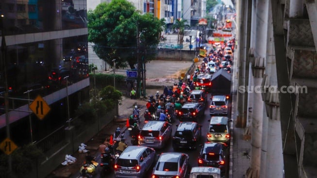 Sejumlah kendaraaan terjebak kemacetan di Kawasan Cipulir, Jakarta, Jumat (21/6/2024). [Suara.com/Alfian Winanto]