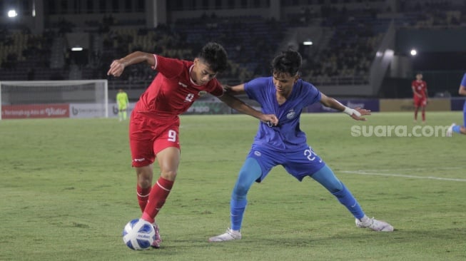 Duel Timnas Indonesia U-16 vs Singapura dalam matchday pertama Grup A Piala AFF U-16 2024 di Stadion Manahan, Solo, Jumat (21/6/2024) malam WIB. [Suara.com/Ronald Seger Prabowo]