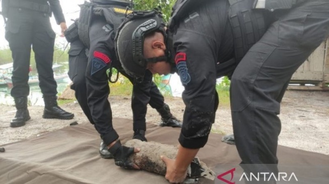 Mortir Diduga Bekas Perang Dunia Ditemukan Menancap di Dasar Laut Belitung