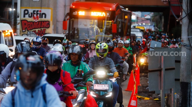 Sejumlah kendaraaan terjebak kemacetan di Kawasan Cipulir, Jakarta, Jumat (21/6/2024). [Suara.com/Alfian Winanto]