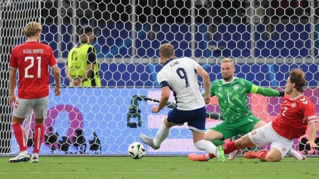 Harry Kane ketika cetak gol tunggal untuk Inggris saat hadapi Denmark. (uefa.com)