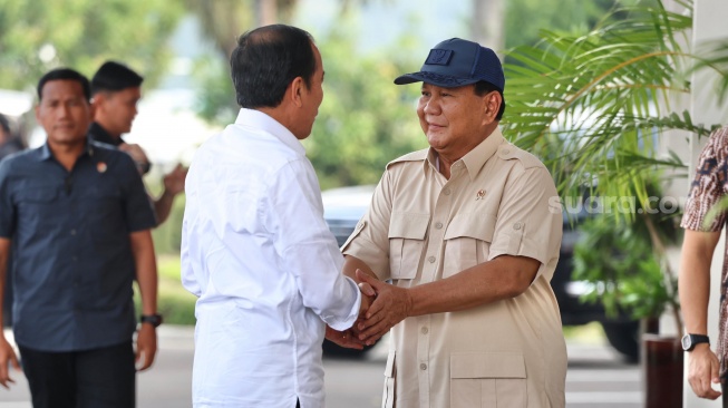 Sampai Disusul ke Bandara Halim, Momen Prabowo Beri Selamat Ultah ke Jokowi: Tertawa Lepas saat Jabat Tangan