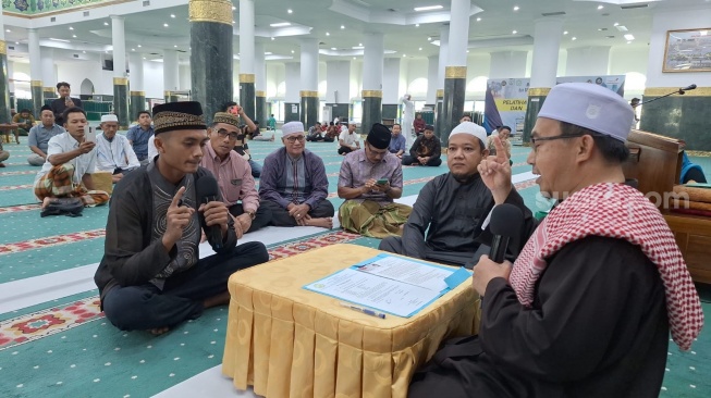 Buruh di Pekanbaru Nyatakan Masuk Islam usai Dengar Kumandang Azan