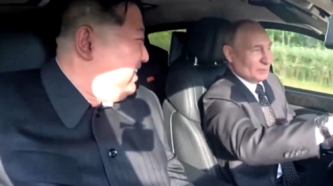 Gaya Bercanda Vladimir Putin ke Kim Jong Un Sambil Nyetir Mobil Mewah (X/BRICSINfo)