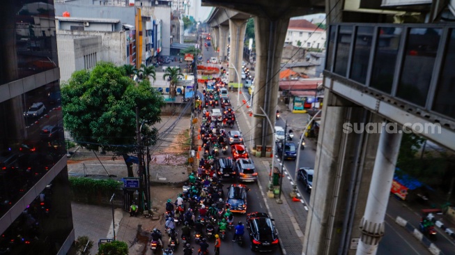 Sejumlah kendaraaan terjebak kemacetan di Kawasan Cipulir, Jakarta, Jumat (21/6/2024). [Suara.com/Alfian Winanto]