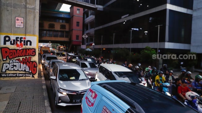 Sejumlah kendaraaan terjebak kemacetan di Kawasan Cipulir, Jakarta, Jumat (21/6/2024). [Suara.com/Alfian Winanto]