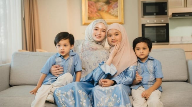 Inara Rusli dan anak-anaknya (Instagram/mommy_starla)