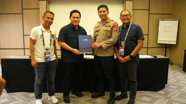 Ketua Umum PSSI, Erick Thohir (kedua kiri) memberikan penghargaan kepada Polresta Sleman setelah sukses mengungkap kasus dokter palsu. (dok. PSSI)