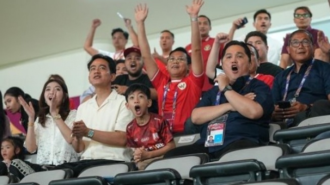 Cucu Presiden Jokowi, Jan Ethes berteriak usai Timnas Indonesia U-16 mencetak gol ke gawang Singapura dalam laga Piala AFF U-16 2024 di Stadion Manahan, Solo, Jumat (21/6/2024). [Instagram @erickthohir]