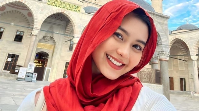 Gaya Cantik Cesen saat Liburan (Instagram/@ceseniy)