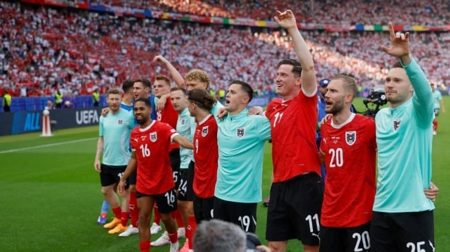 Para pemain Austria menyapa pendukungnya di akhir pertandingan sepak bola Grup D UEFA Euro 2024 antara Polandia dan Austria di Olympiastadion di Berlin pada 21 Juni 2024.Axel Heimken / AFP
