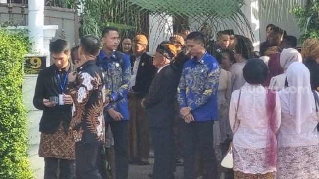 Kenakan Beskap Jawa, Presiden Jokowi Jadi Saksi Pernikahan Putra Anwar Usman-Idayati di Solo