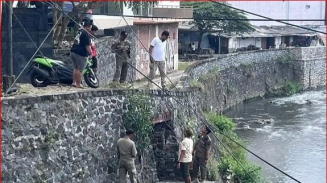 Viral Orang Tinggal di Dalam Got Sunset Road, Ada Tangga Hingga Jemuran Baju