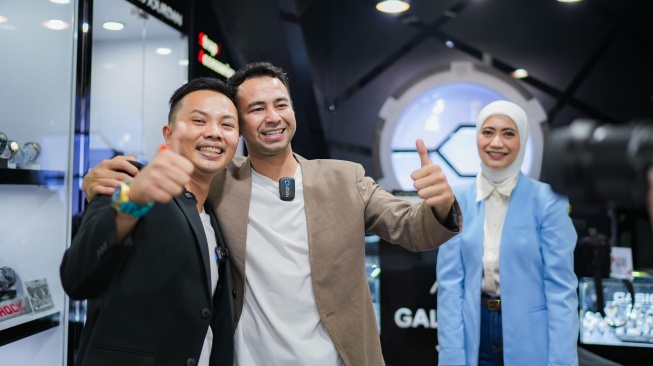 Raffi Ahmad dan pengusahan galeri jam tangan Ardi Andriyanto. (Dok. Instagram)