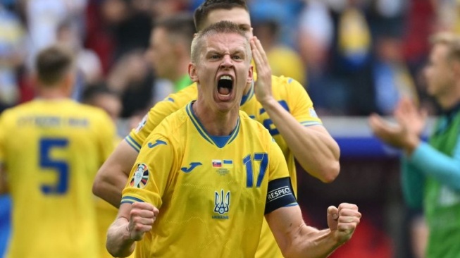 Pemain bertahan timnas Ukraina, Oleksandr Zinchenko berselebrasi usai membungkam Slovakia dan mengunci tiga poin penuh berkat kemenangan dengan skor 2-1 pada pertandingan Grup E Euro 2024 di Stadion Dusseldorf Arena, Dusseldorf, Jumat malam WIB (22/06/2024). (ANTARA/AFP/ALBERTO PIZZOLI).