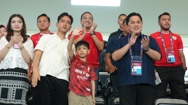 Selvi Ananda dan keluarga menonton laga Timnas Indonesia U-16 di Stadion Manahan. [Instagram/@erickthohit]