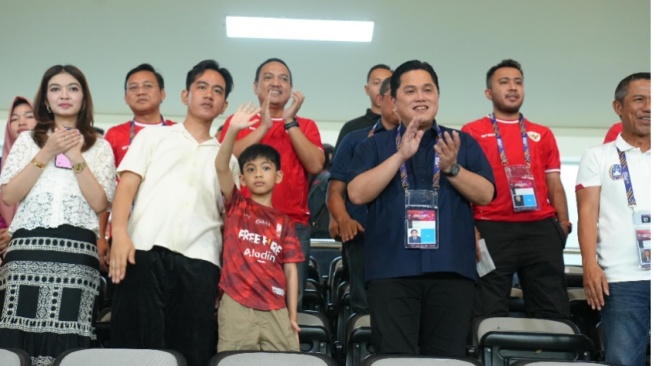 Ketua Umum PSSI, Erick Thohir, bersama wakil presiden terpilih Gibran Rakabuming Raka saksikan laga perdana Timnas Indonesia di Piala AFF U-16. (pssi.org)