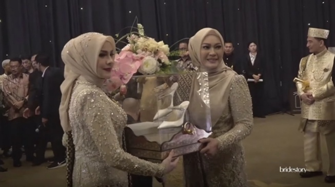 Momen Akad Nikah Beby Tsabina dan Rizki Natakusumah (YouTube/Beby Tsabina TV)