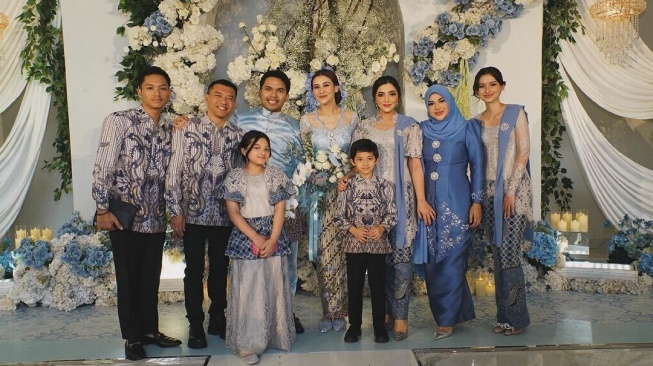 Keluarga Anang Hermansyah dan Ashanty di lamaran Thariq Halilintar dan Aaliyah Massaid. (Instagram/@ashanty_ash)