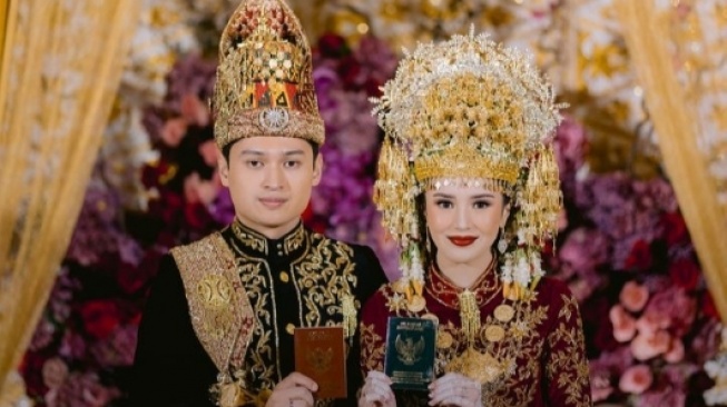 Beby Tsabina dan Rizki Natakusumah resmi menikah pada Minggu, 23 Juni 2024 (Instagram/thebridestory)