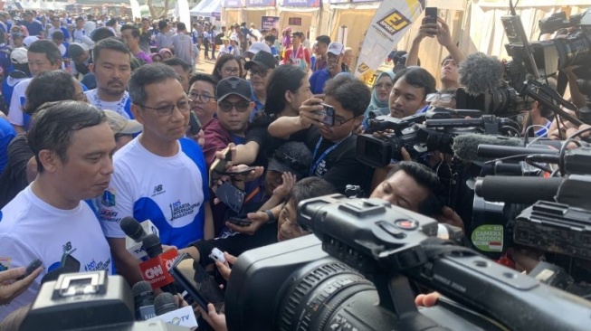 Pj Gubernur DKI Jakarta Heru Budi Hartono saat Jakarta International Marathon (JAKIM) di Jakarta, Minggu.ANTARA/Mario Sofia Nasution