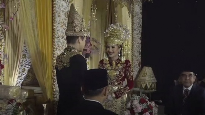 Momen akad nikah Beby Tsabina dan Rizki Natakusumah [YouTube/Beby Tsabina TV]