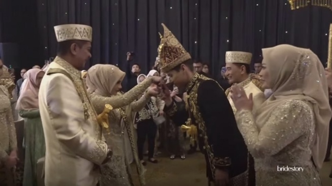 Momen Akad Nikah Beby Tsabina dan Rizki Natakusumah (YouTube/Beby Tsabina TV)