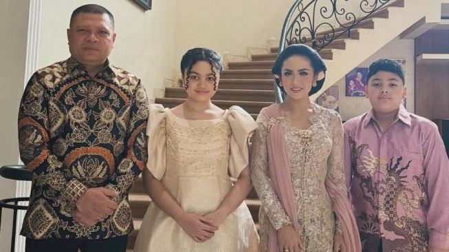 Keluarga Kris Dayanti dan Raul Lemos di acara lamaran Thariq Halilintar (Instagram/krisdayantilemos)