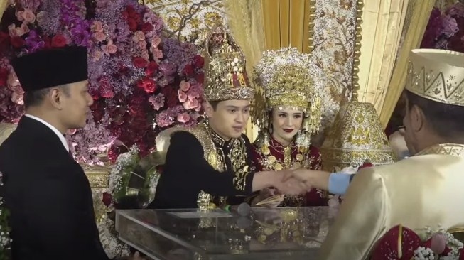 Momen akad nikah Beby Tsabina dan Rizki Natakusumah [YouTube/Beby Tsabina TV]