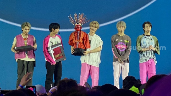 WayV di Allo Bank Festival 2024 yang digelar di Istora Senayan pada Sabtu (22/6/2024). [Suara.com/Tiara Rosana]