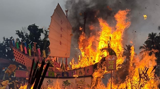 Sejarah Bakar Tongkang, Tentang Orang Tiongkok Labuhkan Kapalnya di Tanah Kunang-kunang