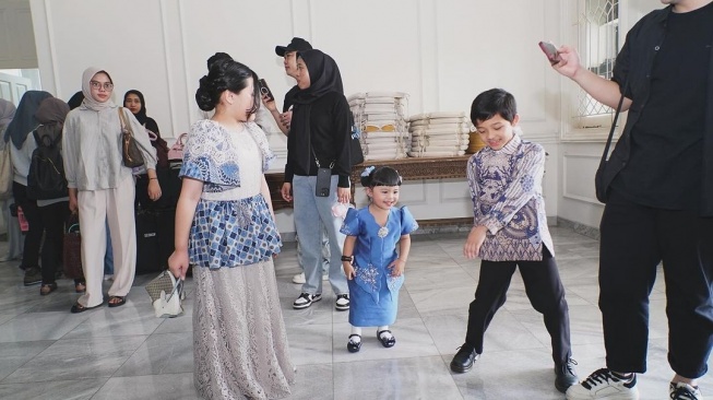 Arsy Hermansyah, Arsya Hermansyah, dan Ameena di lamaran Thariq Halilintar dan Aaliyah Massaid. (Instagram/@ashanty_ash)