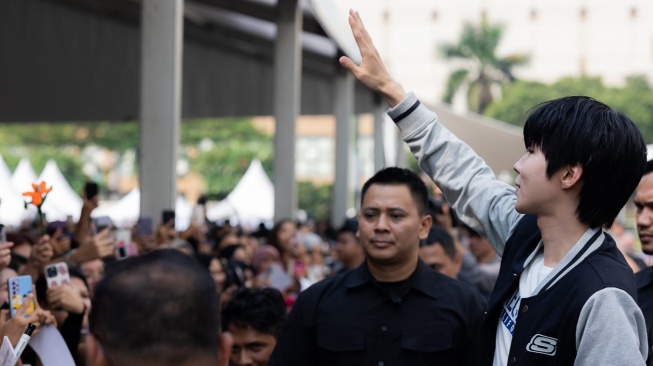 Hwang In Yeop dalam acara pembukaan toko sepatu di Senayan City, Jakarta Pusat pada Sabtu (21/6/2024)