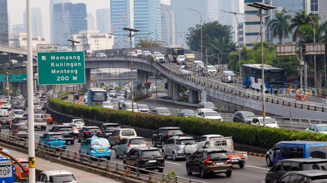 Sejumlah kendaraan melintas di kawasan Gatot Subroto, Jakarta, Senin (24/6/2024). [Suara.com/Alfian Winanto]