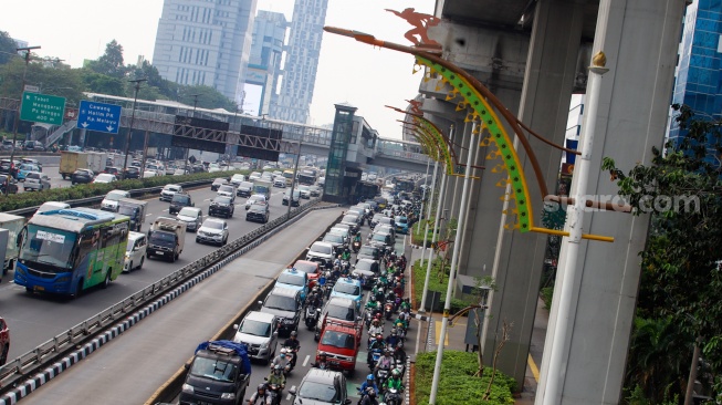 Sejumlah kendaraan melintas di kawasan Gatot Subroto, Jakarta, Senin (24/6/2024). [Suara.com/Alfian Winanto]