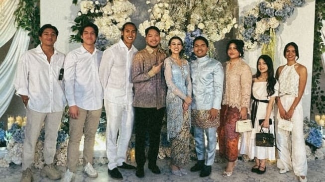 Eca Aura diboyong El Rumi ke acara lamaran Thariq Halilintar dan Aaliyah Massaid (Instagram/@elelrumi)